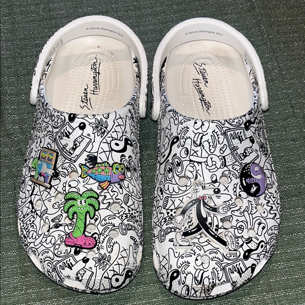 Crocs Classic Clog Limited Steven Harrington Collage Art White sz Junior 6 EUC